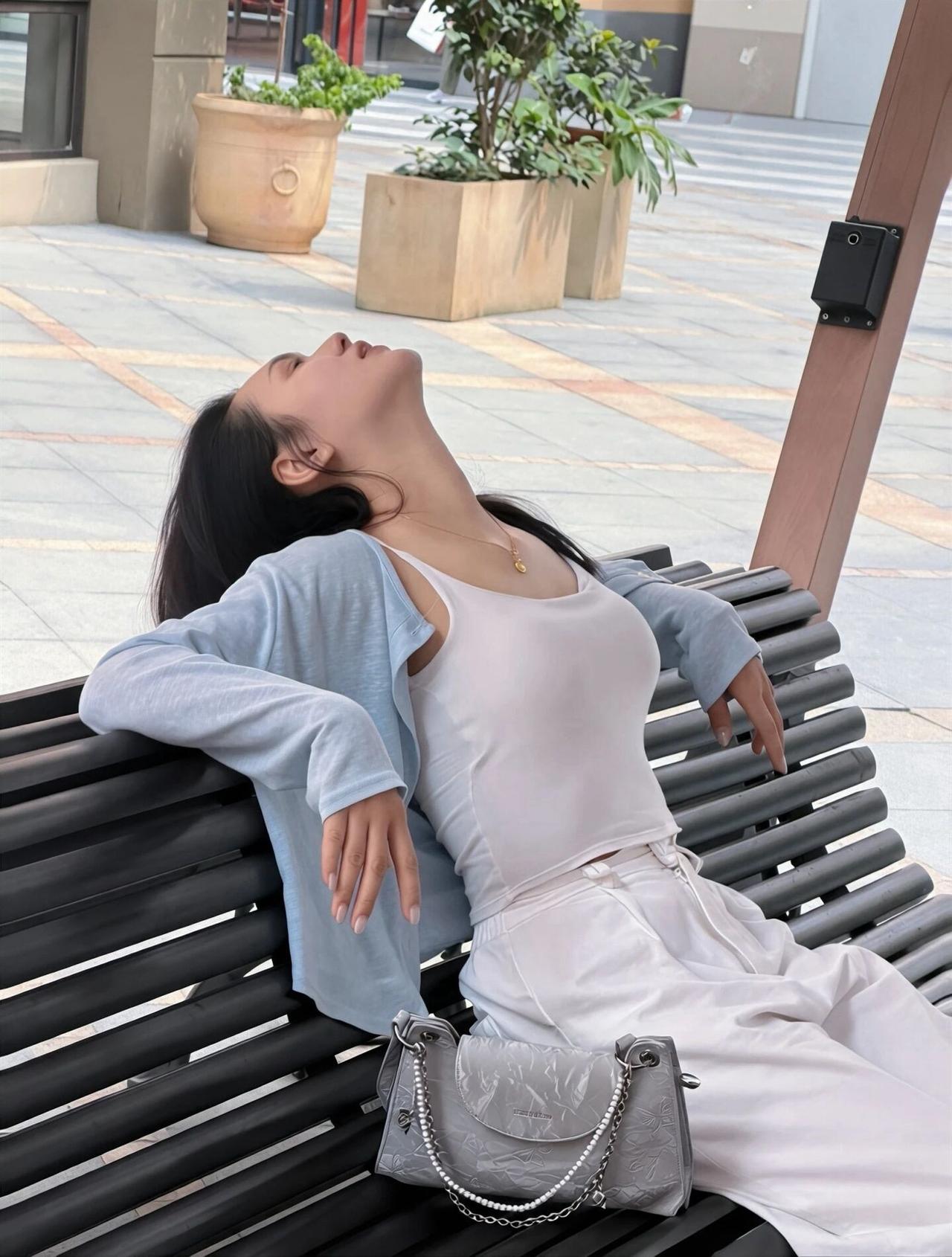 阳光洒落，悠闲午后，享受宁静时光