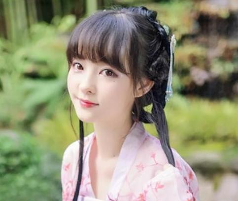 南朝，名伶苏小小在接待客人时，她会把一条红色的绳子绑在脚踝上。来客不明所以，伸出