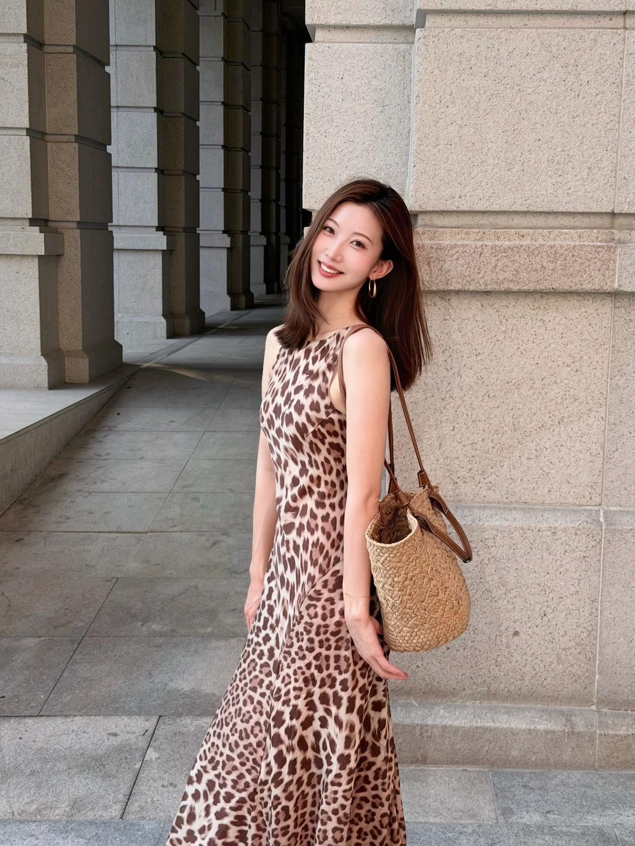 女人真正的气质是什么？ 把随性穿在身上，豹纹长裙与旧建筑，是独属于夏日的优雅格调