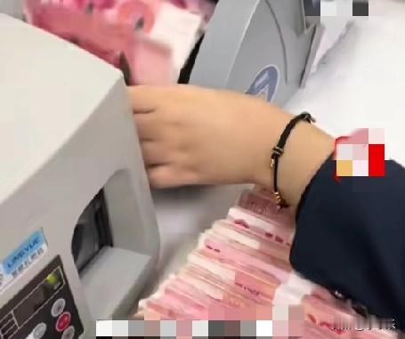 近日，江苏宿迁，男子大扫除时意外发现妻子的2本记事本里，整整齐齐地夹着约200张