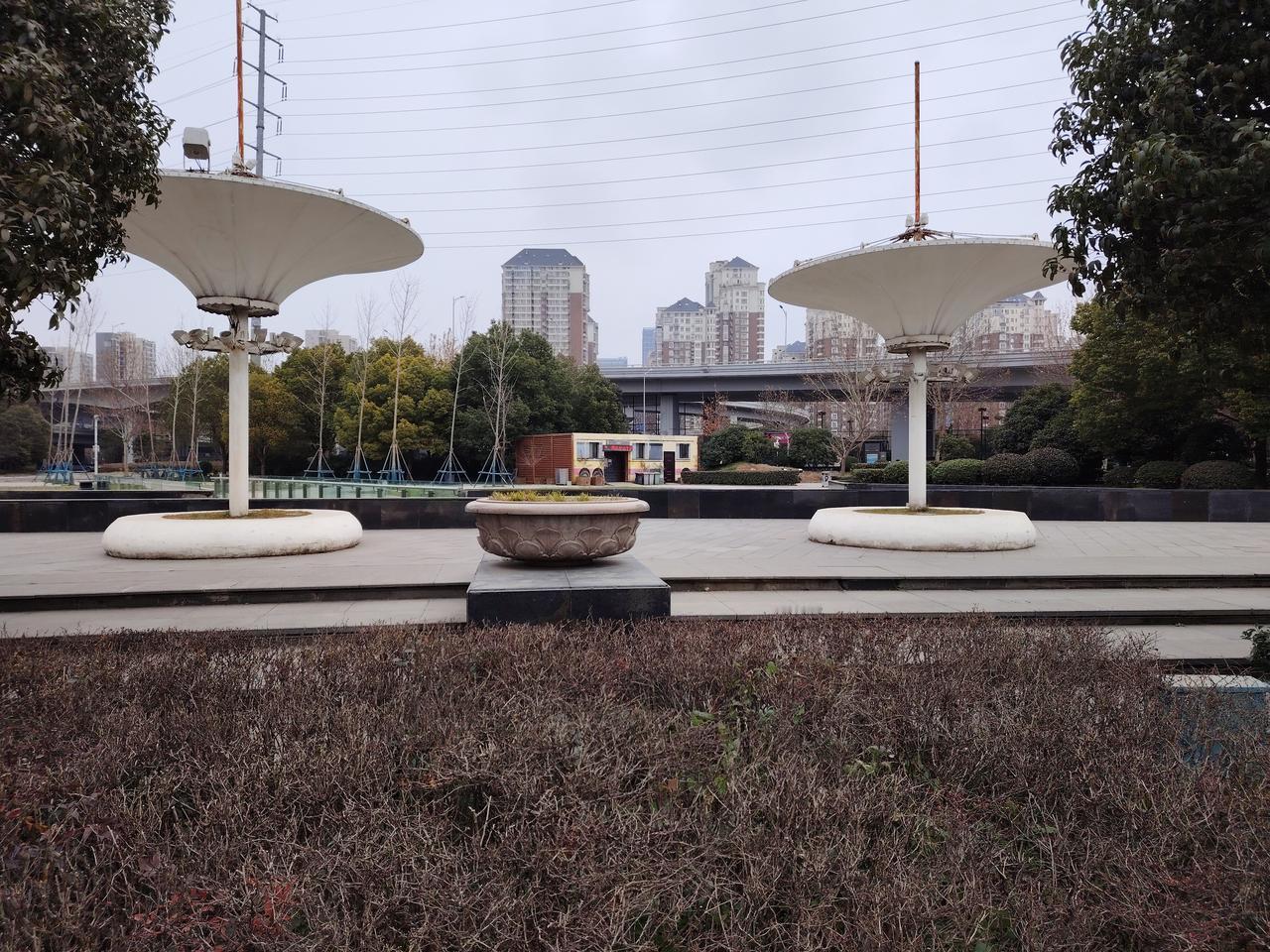 一天课都不能停，谁有这么多权利，停学生半个月课。请停学生的老师是对教育的亵渎，