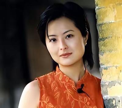 42岁的央视主持人张泉灵辞去工作后，趁着60岁的丈夫不注意，带着存款147万，在