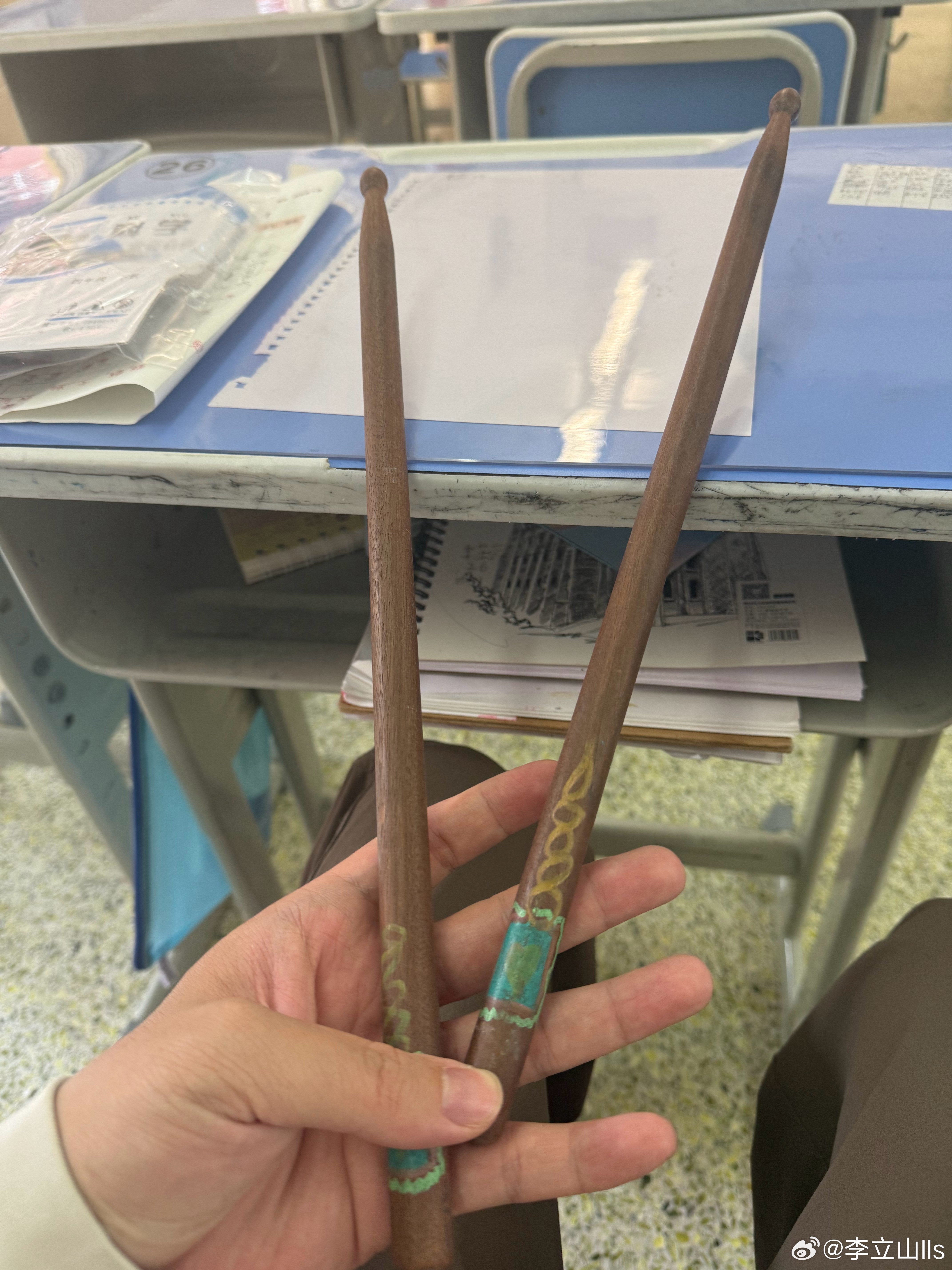 芸妹的位置仲有d烟火气，鼓号队支棍甘靓既！