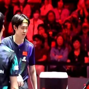 哨子又响了，只对着他一个人。第二局，裁判举手示意发球违例。王楚钦没争辩，直