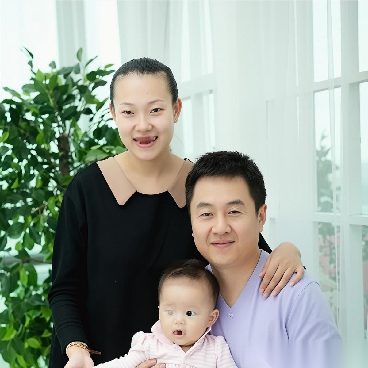 施之皓：2000年与曹燕华离婚，育有一子施泽西，2010年他再娶小22岁乒乓美女