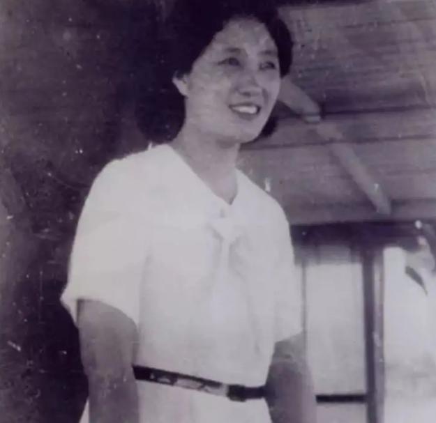1949年，解放军第9兵团司令员宋时轮参加宴会，目光却突然被一位仪态万方的女子牢