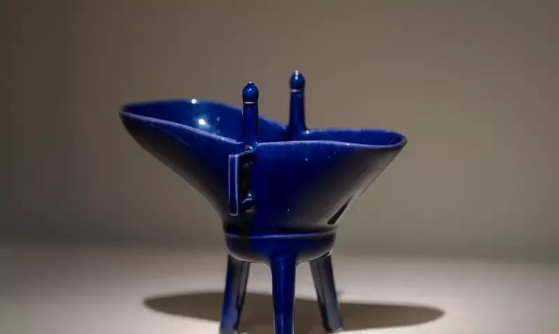 霁蓝釉瓷器是中国传统瓷器中的珍品，特征鲜明。从色泽上，它蓝如深海，色调深沉，呈