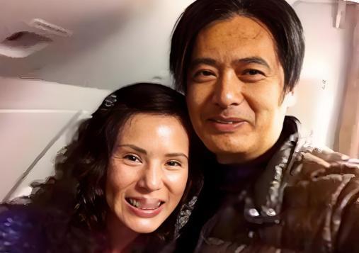 2013年，李若彤在飞机上偶遇周润发，两个人合过影后，周润发问李若彤：“你现在有