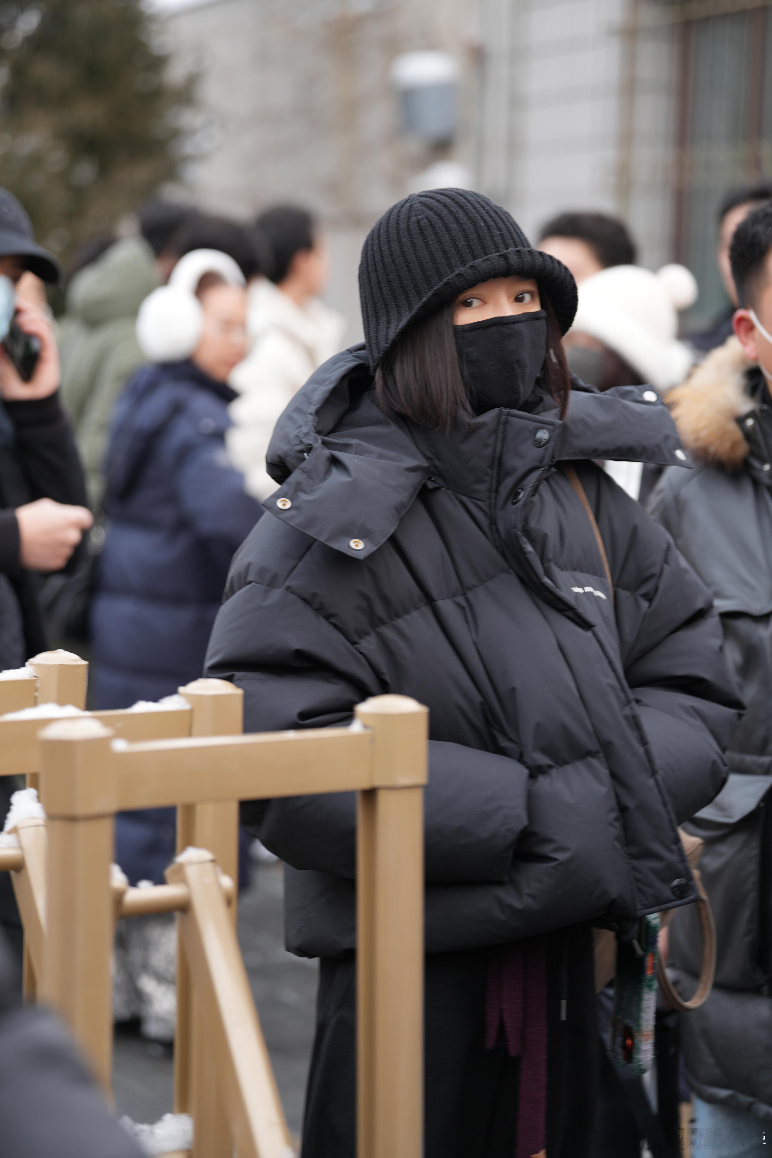 秦岚现身马年春晚彩排大雪中的春晚路透太吸睛！秦岚穿黑色羽绒服依旧美貌在线，从芭