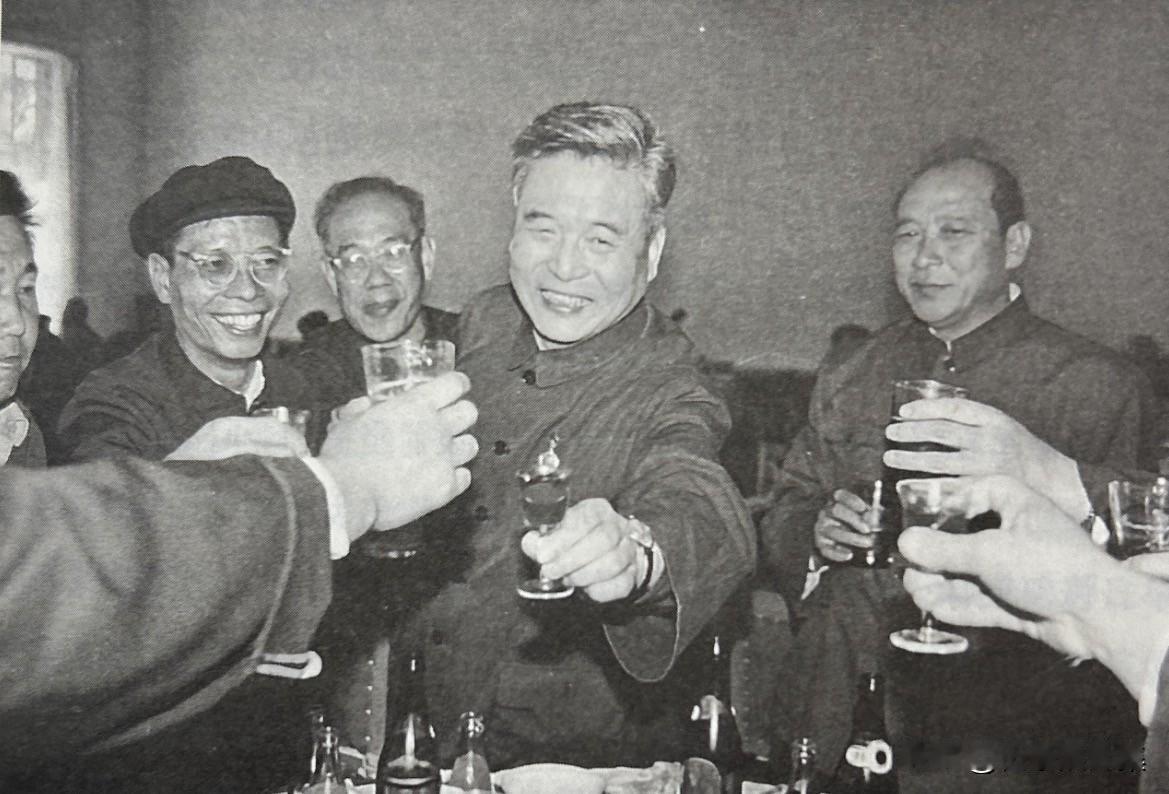 1984年10月，邓稼先举杯给大家祝酒。邓稼先一生隐姓埋名、无私奉献，将个人名利