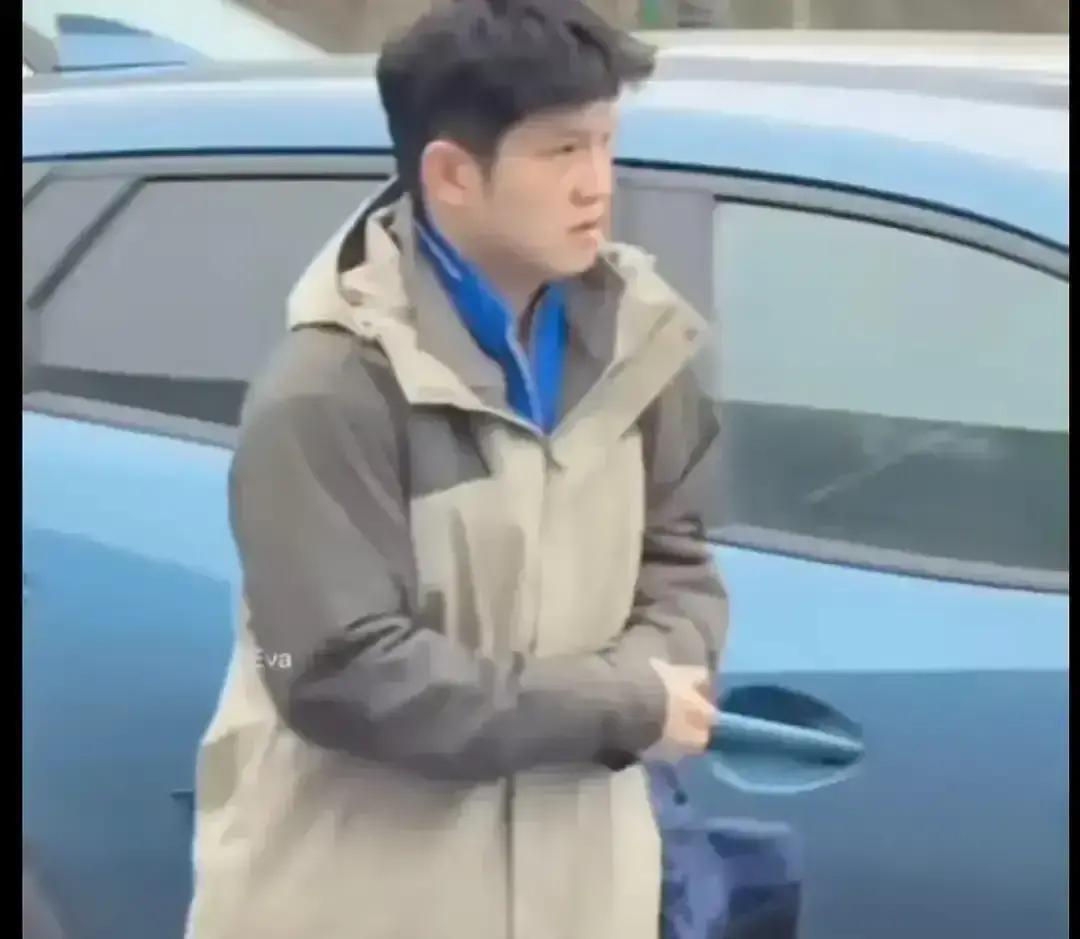 他烫了个头，然后在法兰克福输了。但你看懂他真正在“烫”什么吗？那张德国街拍