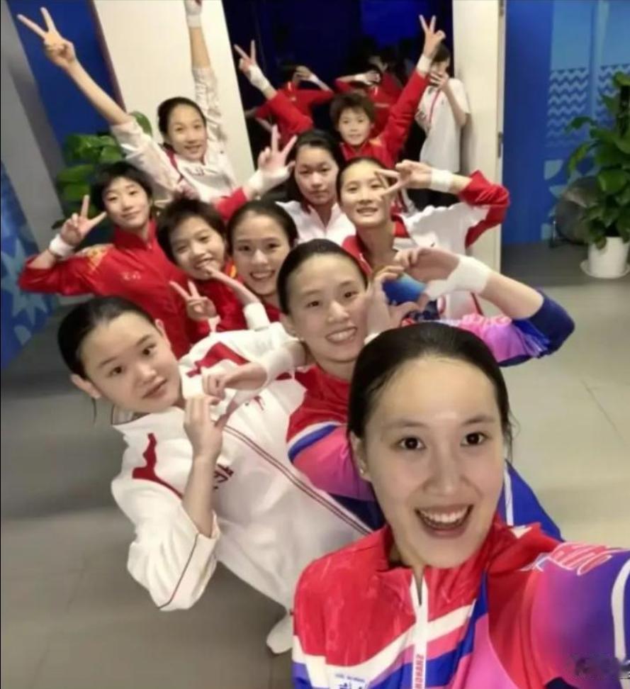 这张图让人瞬间破防！一眼看去，画面让人疑惑。这张跳水队的合影里，掌敏洁、