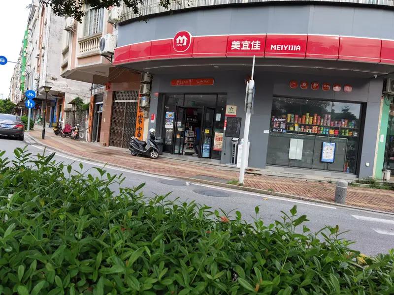 近日媒体搞起了“秘密侦查”，发现美宜佳便利店简直成了假烟的“重灾区”，就像一个藏