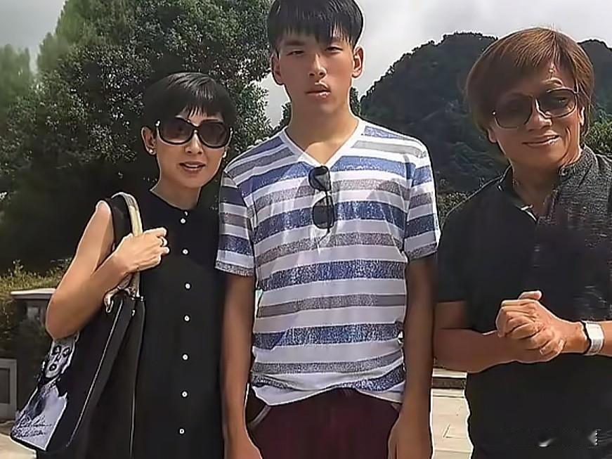 梁小龙的儿子梁家仁今年26岁，是和第二任妻子所生。他的名字“家仁”寓意着担当与仁