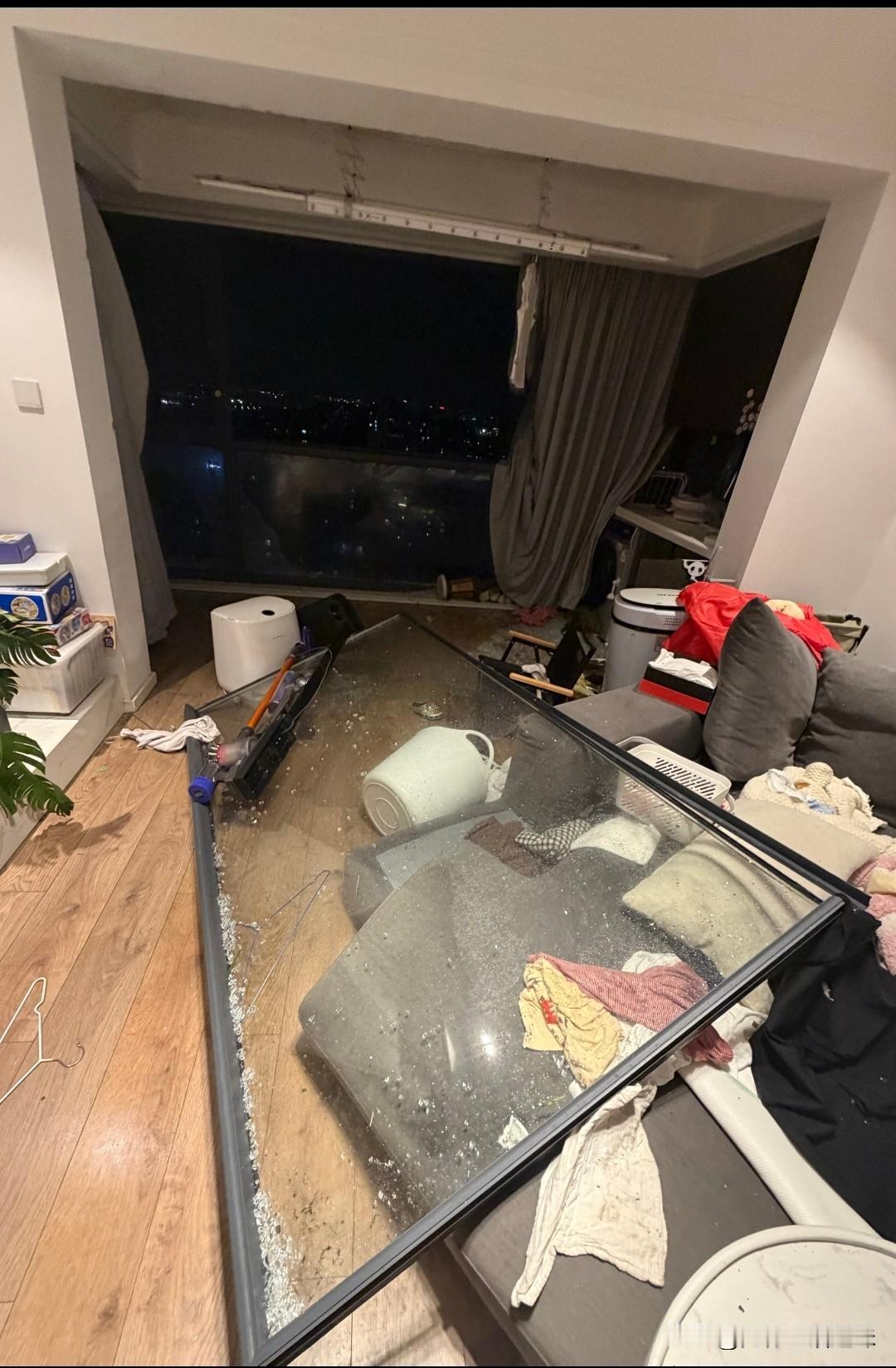 黄州地区亲戚家也没能幸免，好在人都安全。当晚黄冈遭遇罕见强对流加龙卷风天气，那
