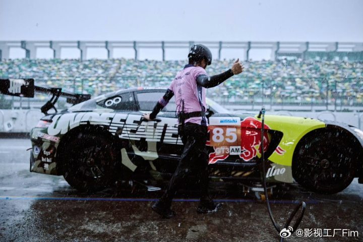 王一博王一博雨景赛车照王一博在雨中赛车哇！这张雨景赛车照好帅啊！