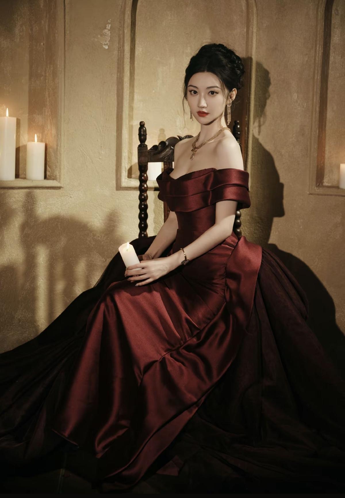 景甜这一身酒红缎面一字肩礼服，把复古与优雅揉进了光影里，每一个转身都自带故事感[