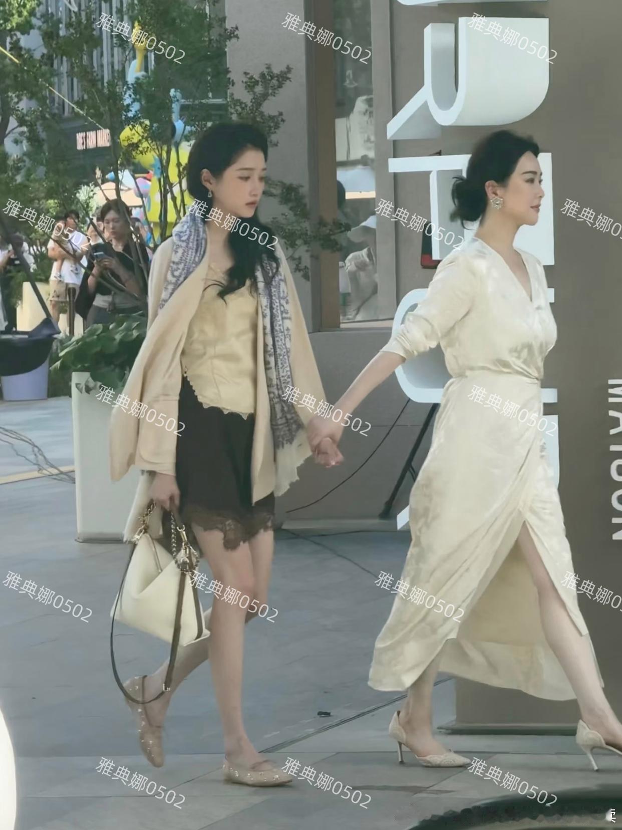 无锡偶遇关晓彤拍戏，她的美貌被低估了，本人又瘦又高非常漂亮，跟她搭戏的老戏骨左小