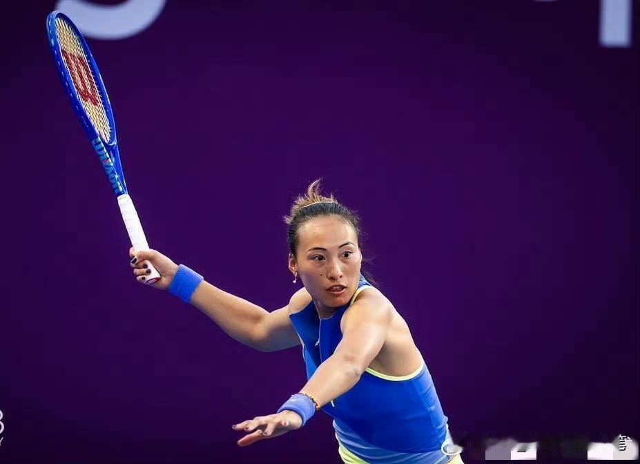 WTA多哈站，特别喜欢郑钦文比赛中这三个表情，珍藏了[呲牙笑]图一：她双目圆睁，