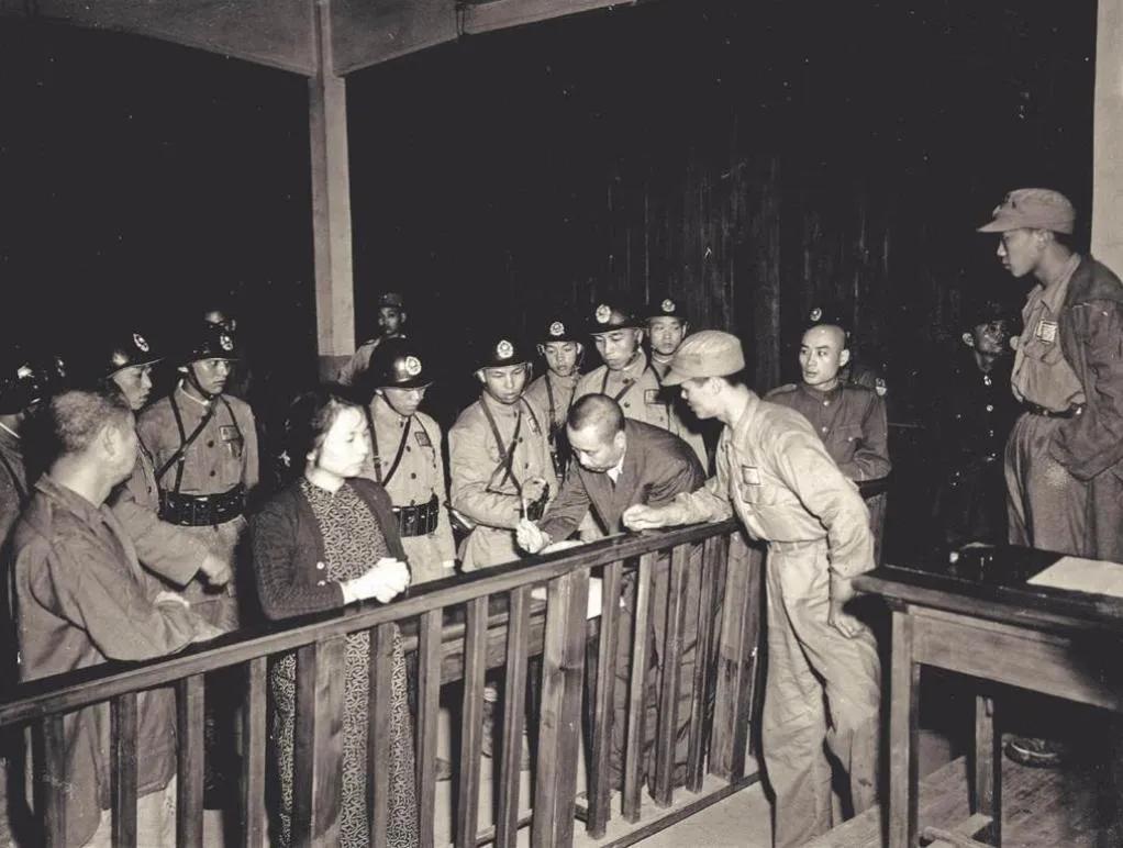 1950年6月10日，在通往刑场的路上，吴石突然对押解人员说：“我妻子身体不好，