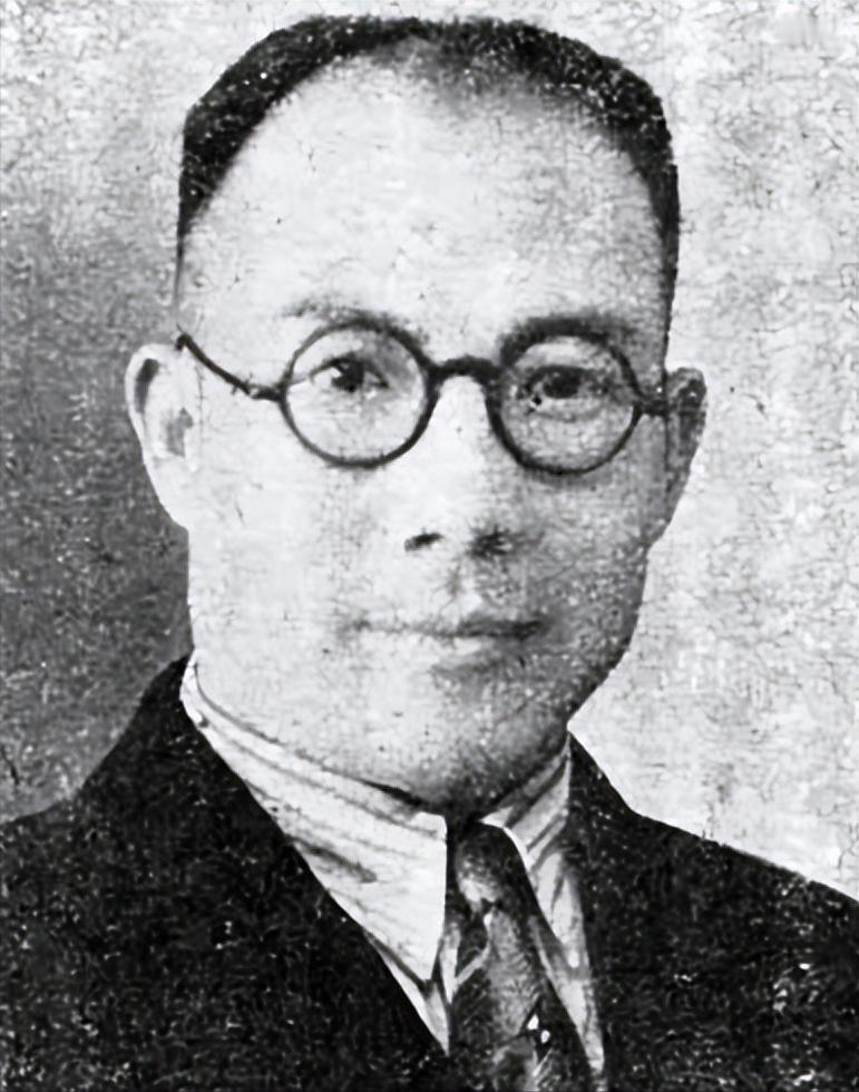 1974年秋，秦城监狱，58岁的屈武正在劳动，一名看守突然走到他身边，压低声音说