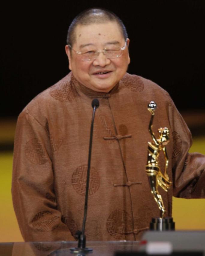 倪匡84岁。他的皮肤上长了一个瘤。去医院检查，医生说是恶性肿瘤，皮肤癌。医生建议