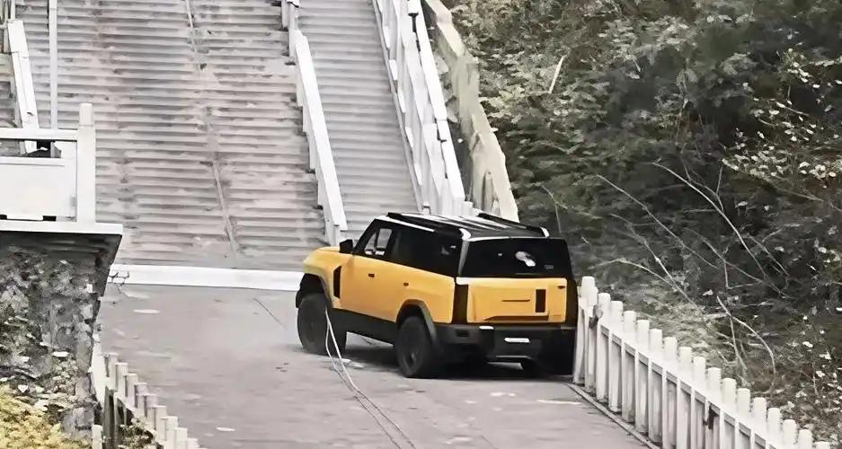 10多万的车为什么非要和100多万的路虎揽胜比呢？前几天，奇瑞风云X3挑战天