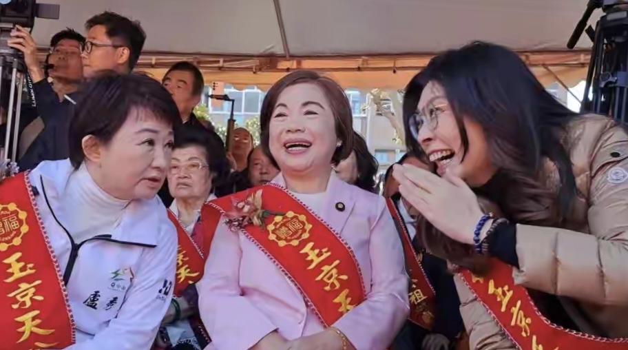 郑丽文做得对！就是要跟卢秀燕较劲，就是要拿卢秀燕来开刀。郑丽文在选国民党党主