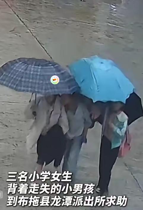 泪目了！四川凉山州布拖县龙曲镇有三个十岁的女学生，放学路上遇见个走丢的两岁男娃。