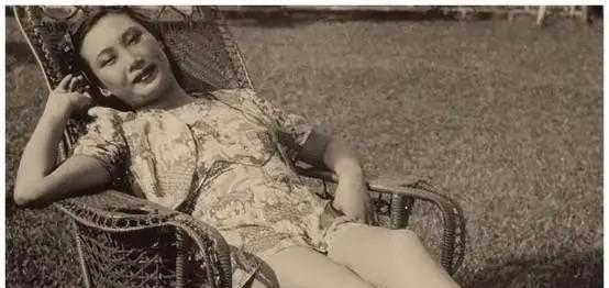 1938年，41岁戴笠借口加班，把秘书余淑衡，带到了卧房。戴笠递给她一杯咖啡