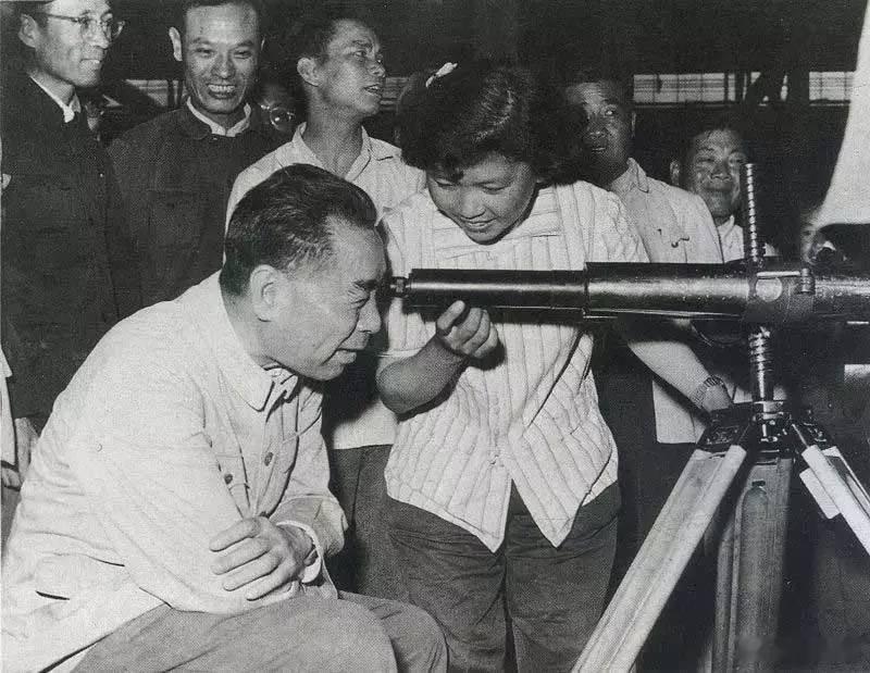 1962年6月，周恩来视察国营齐齐哈尔和平机器厂​​​