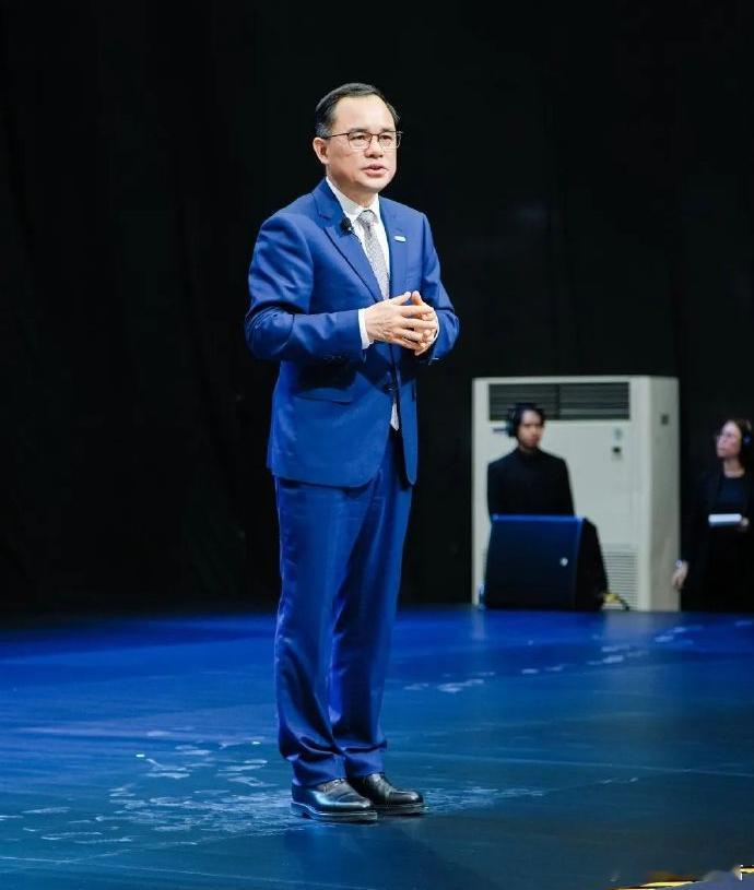 长安朱华荣指出行业4大问题6月6日，在2025中国汽车重庆论坛上，长安汽车董事长