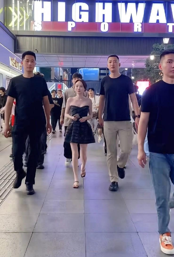 要借钱随礼，沈曼的2000万签约费哪去了？有主播替沈曼抱不平，称她为何给崔阿扎