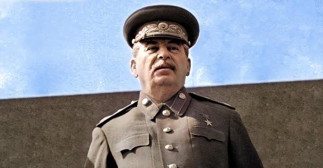 1943年，赫鲁晓夫儿子被判枪决，他为救儿子竟两次向斯大林下跪，尊严尽失。但最终