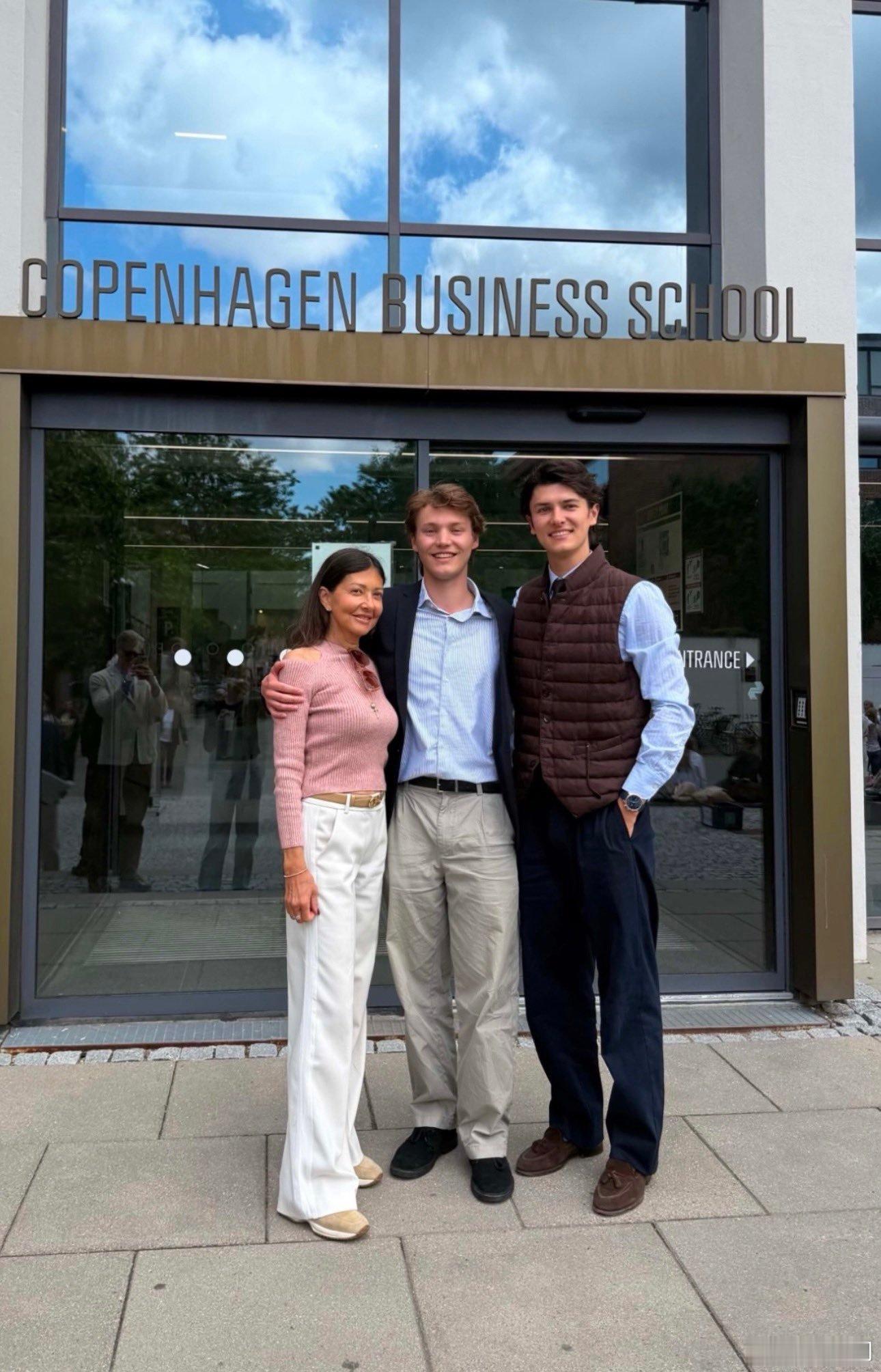 丹麦王室🇩🇰6月9日，菲利克斯伯爵从哥本哈根商学院完成本科学历，母亲文雅丽