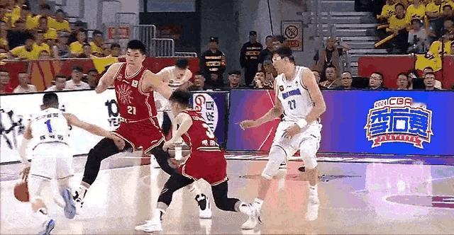 山西男篮一下飞机，就受到了北京球迷的“热情问候”。主要“问候”对象自然是山西队