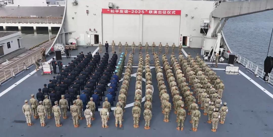 中国战舰起航下南洋，菲律宾被更加孤立了10月8号当天，解放军海军派出052D导