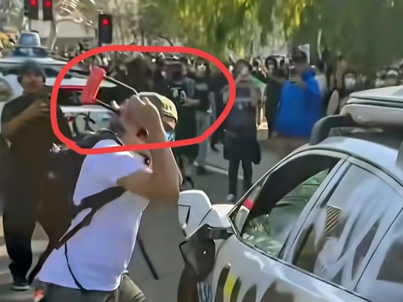 美国洛杉矶示威者用U型锁砸车！注意，关键词是“U型锁”！上网超过十年的中国网