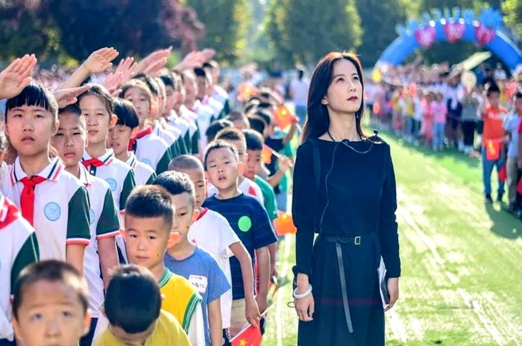 女教师有教龄满40周年的吗？奇迹[烟花]女教师55岁退休，教龄满40周年只有