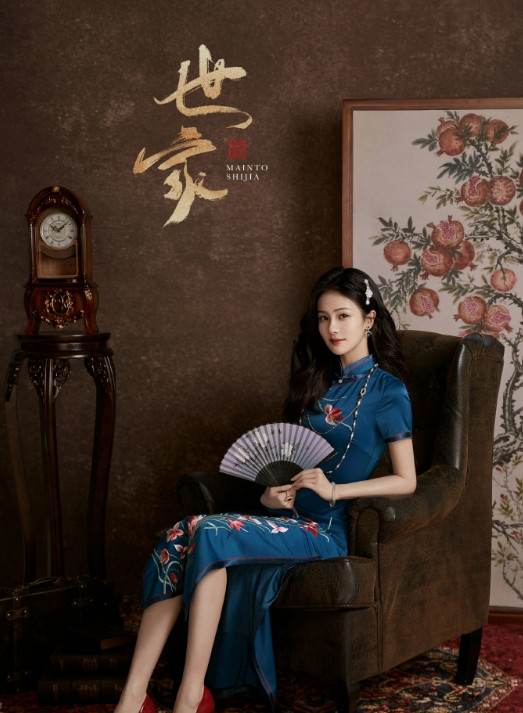 白鹿旗袍装似一幅徐徐展开的水墨丹青，晕染出古典的浪漫与温柔。
