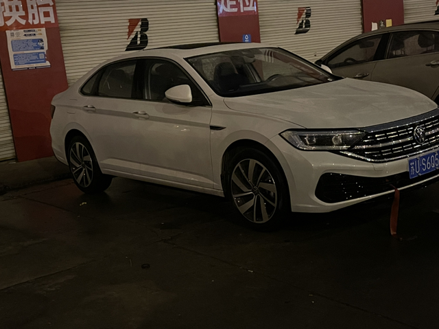 速腾卓越300谁懂啊，晚上开车发现车灯照射不亮，上网查说调节一下高低，结果发现