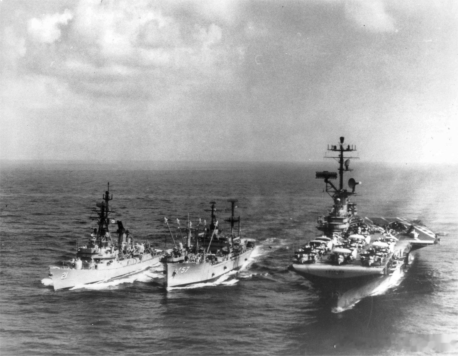 1966年11月美国海军AF-57USSRegulus（中）给DDG-21