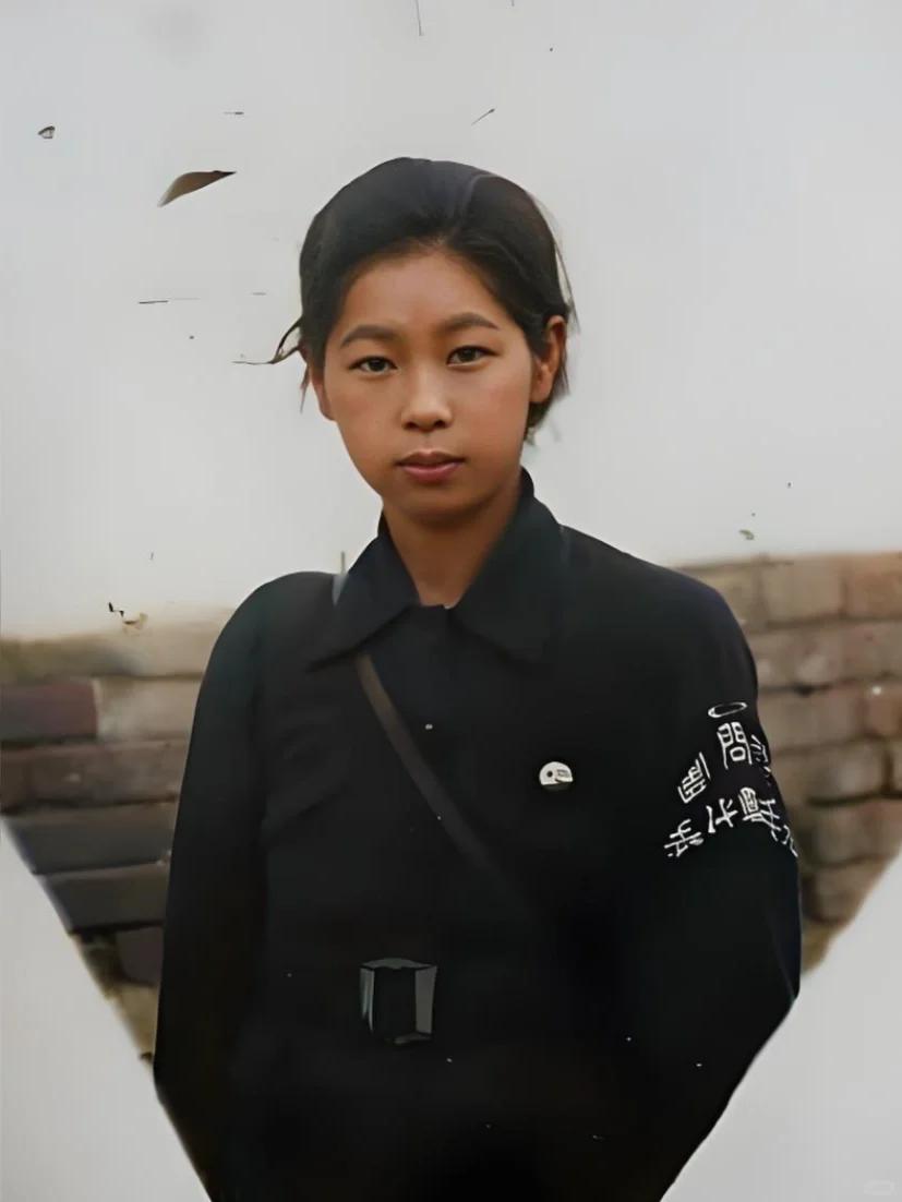 日本籍慰安妇是能一眼认出来的！这是抗日战争时期，在某日占区的“慰问团”中，一个日