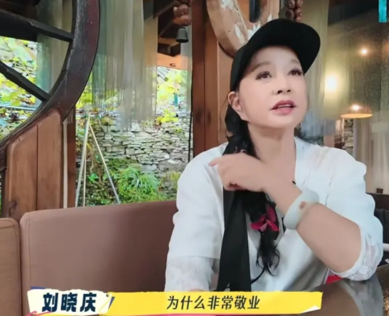 刘晓庆说香港的演员比内地演员敬业多了！刘晓庆在节目中提到，早年的时候自己去香