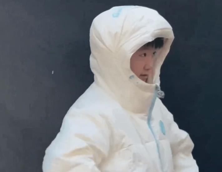伦敦温度这么低，孙颖莎都穿上羽绒服呢？穿上白色羽绒服的莎莎软软糯糯，非常可爱。