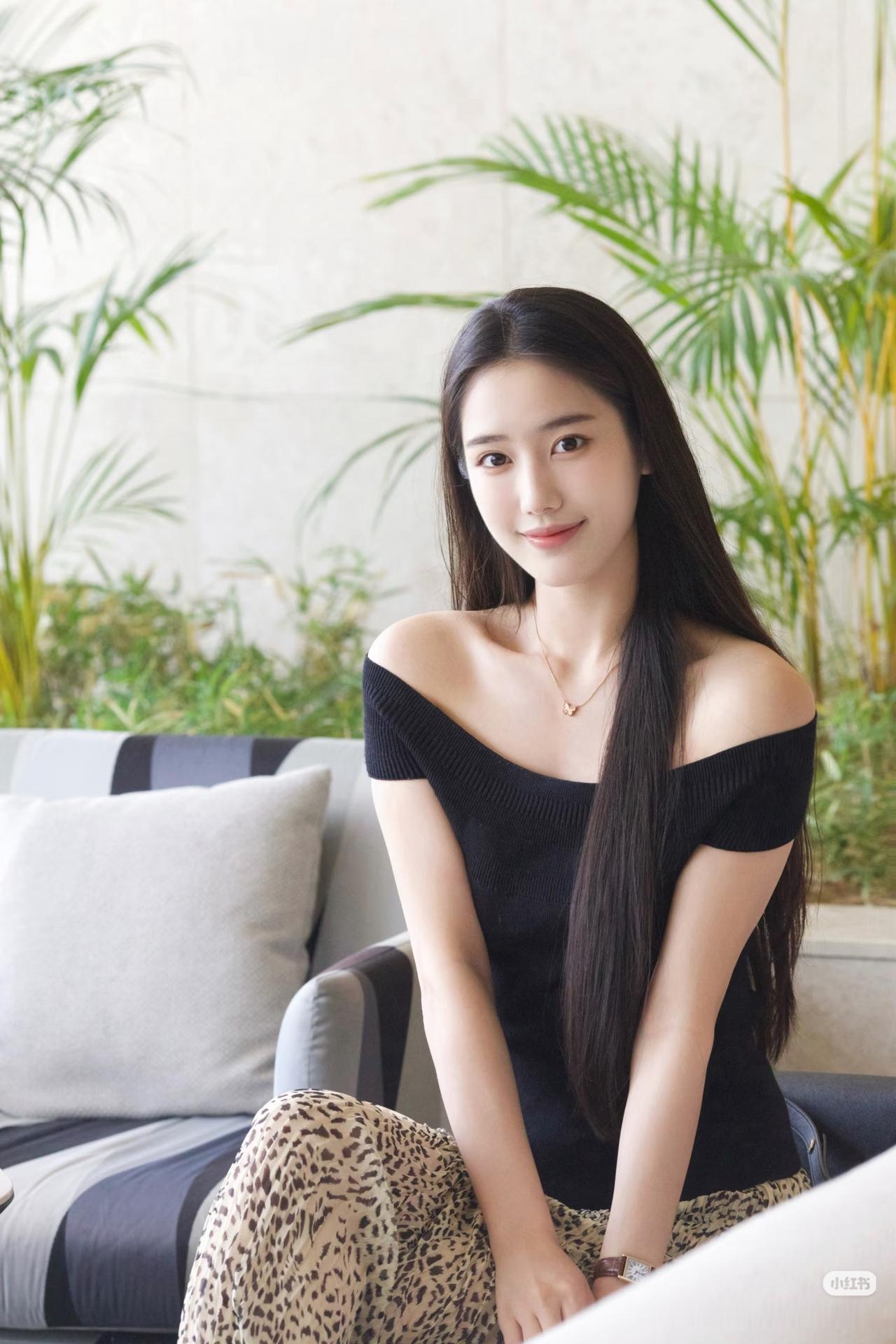 绿萝绕指柔，美人倚窗坐。