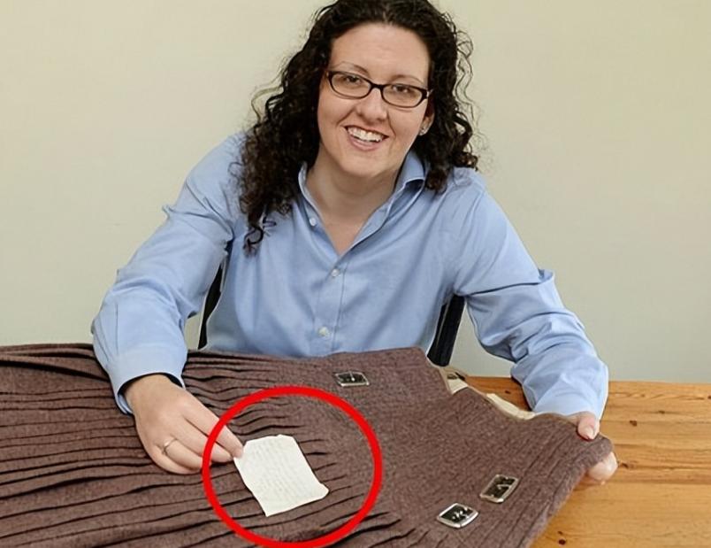 2014年，英国一名女博士，正在家里整理衣橱。突然，她摸到一件裙子有些奇怪：裙子