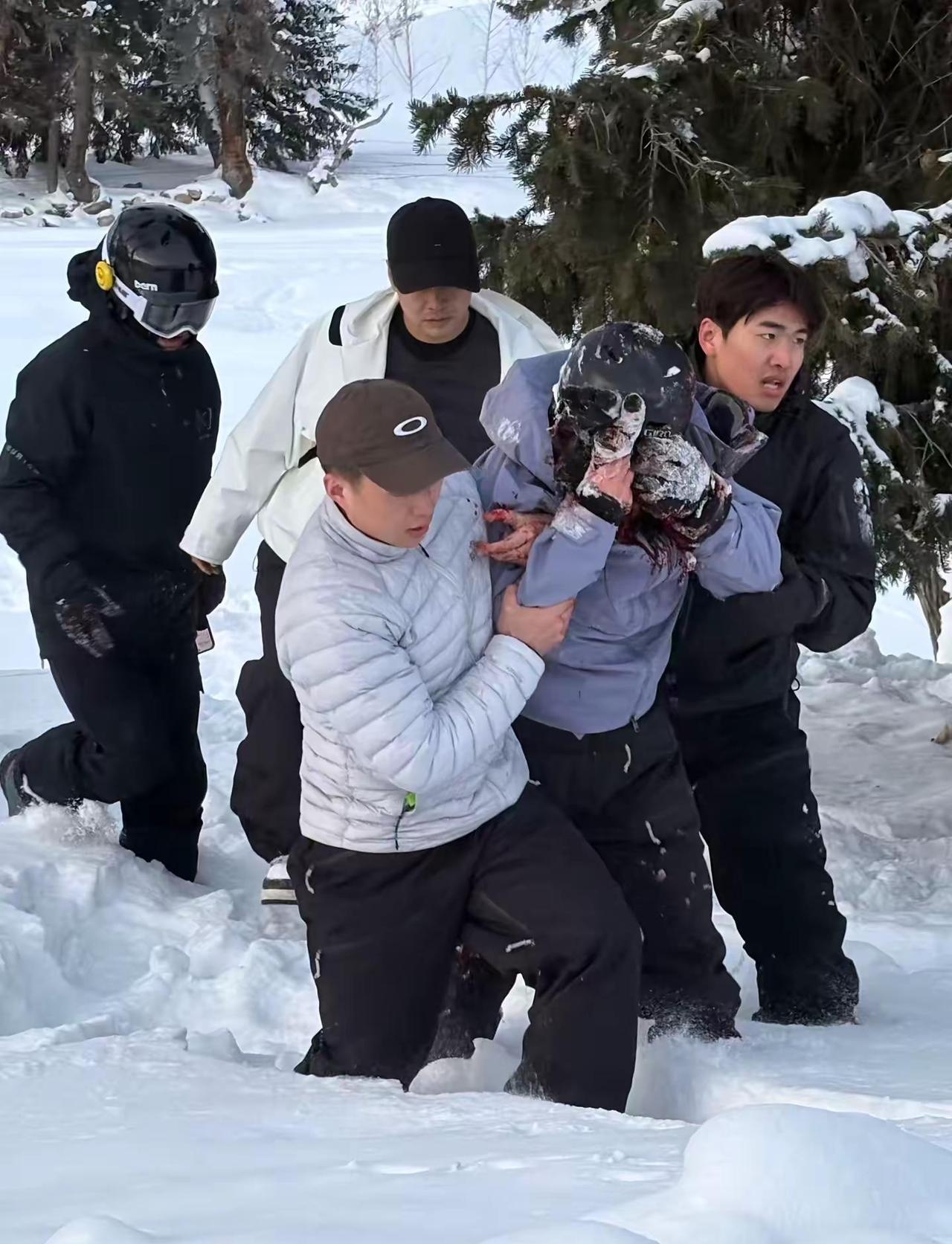 雪豹伤人事情经过我是雪豹伤人事件视频中灰色衣服的救人者。首先声明，我和受伤的女