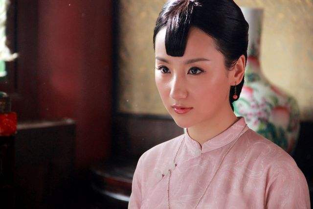 有一天晚上，马步芳与七姨太温存之后，突然说道：“我想把你的三个妹妹纳为小妾，你想