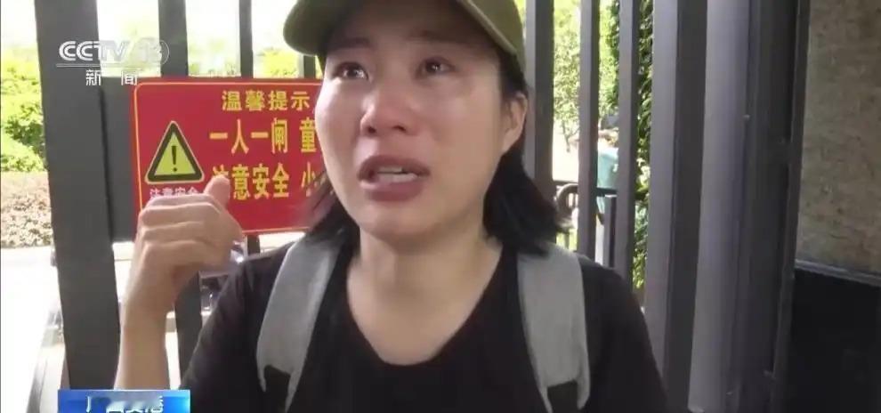 广西贵港这次洪灾里，困了三天的军嫂石宗艳抱着刚退低烧的7个月娃、扶着行动不便的婆